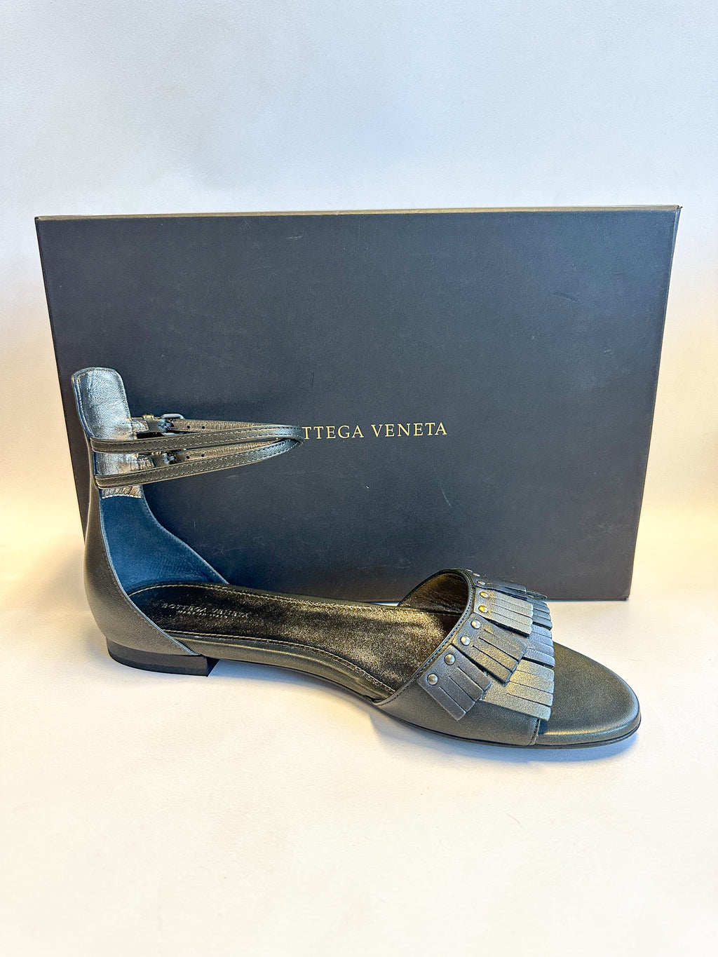 Bottega Veneta Fransen-Sandalen aus Leder mit Knöchelriemen