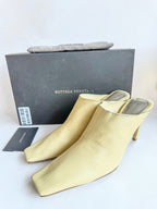 Bottega Veneta – Mules à talons carrés en cuir froissé jaune Lux