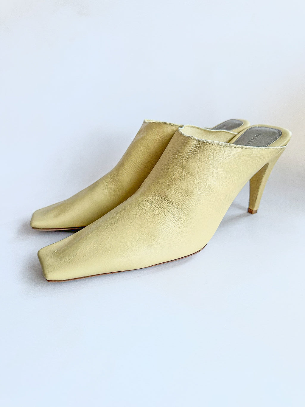 Bottega Veneta – Mules à talons carrés en cuir froissé jaune Lux