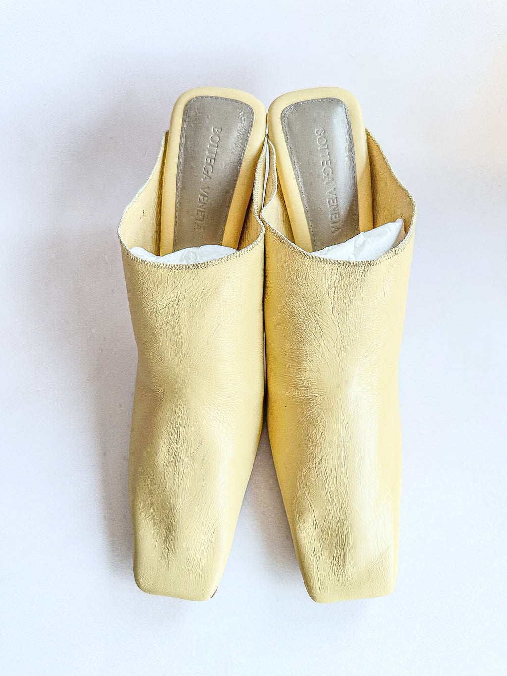 Bottega Veneta – Mules à talons carrés en cuir froissé jaune Lux