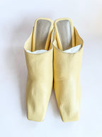 Bottega Veneta – Mules à talons carrés en cuir froissé jaune Lux