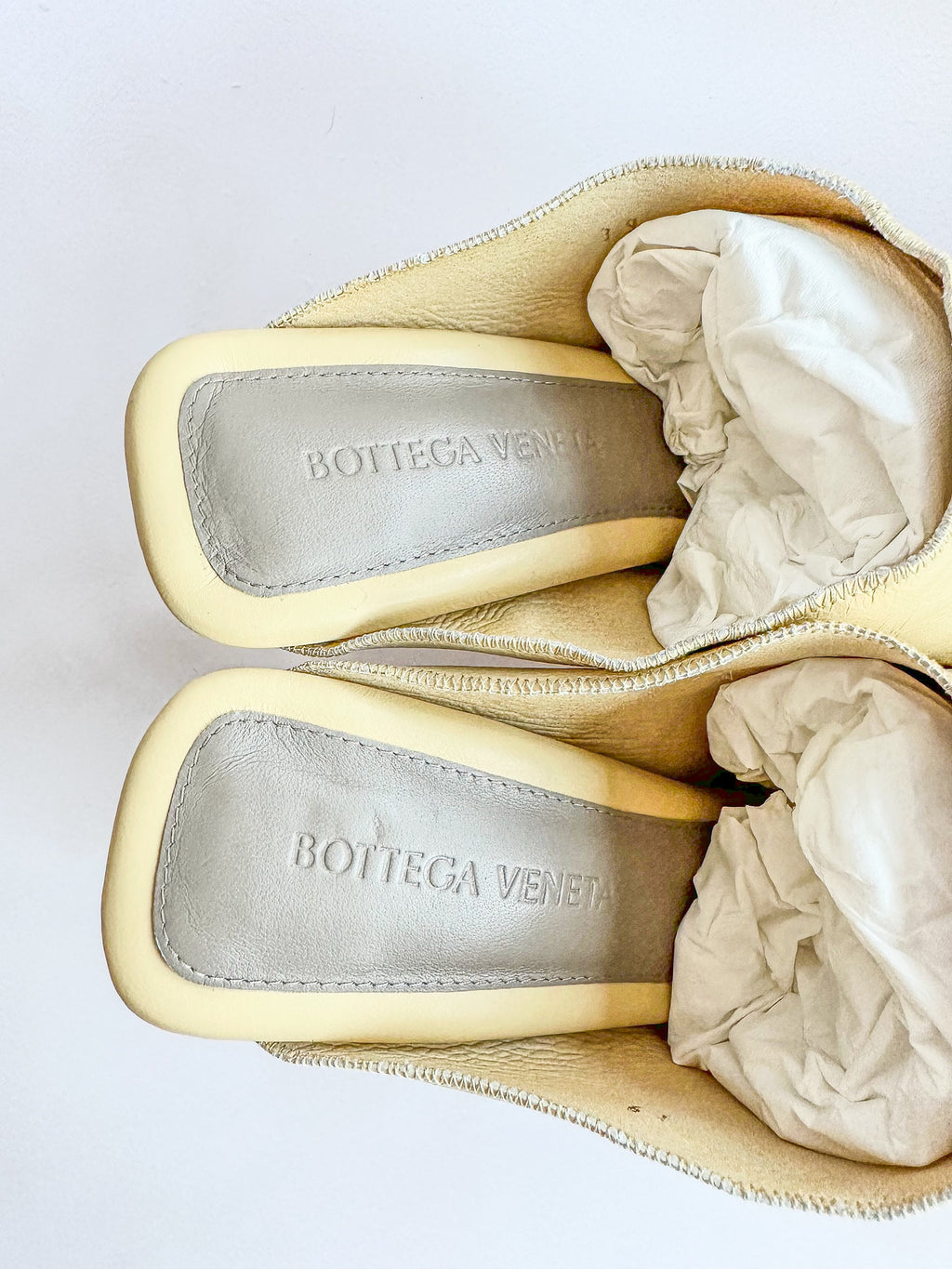 Bottega Veneta – Mules à talons carrés en cuir froissé jaune Lux