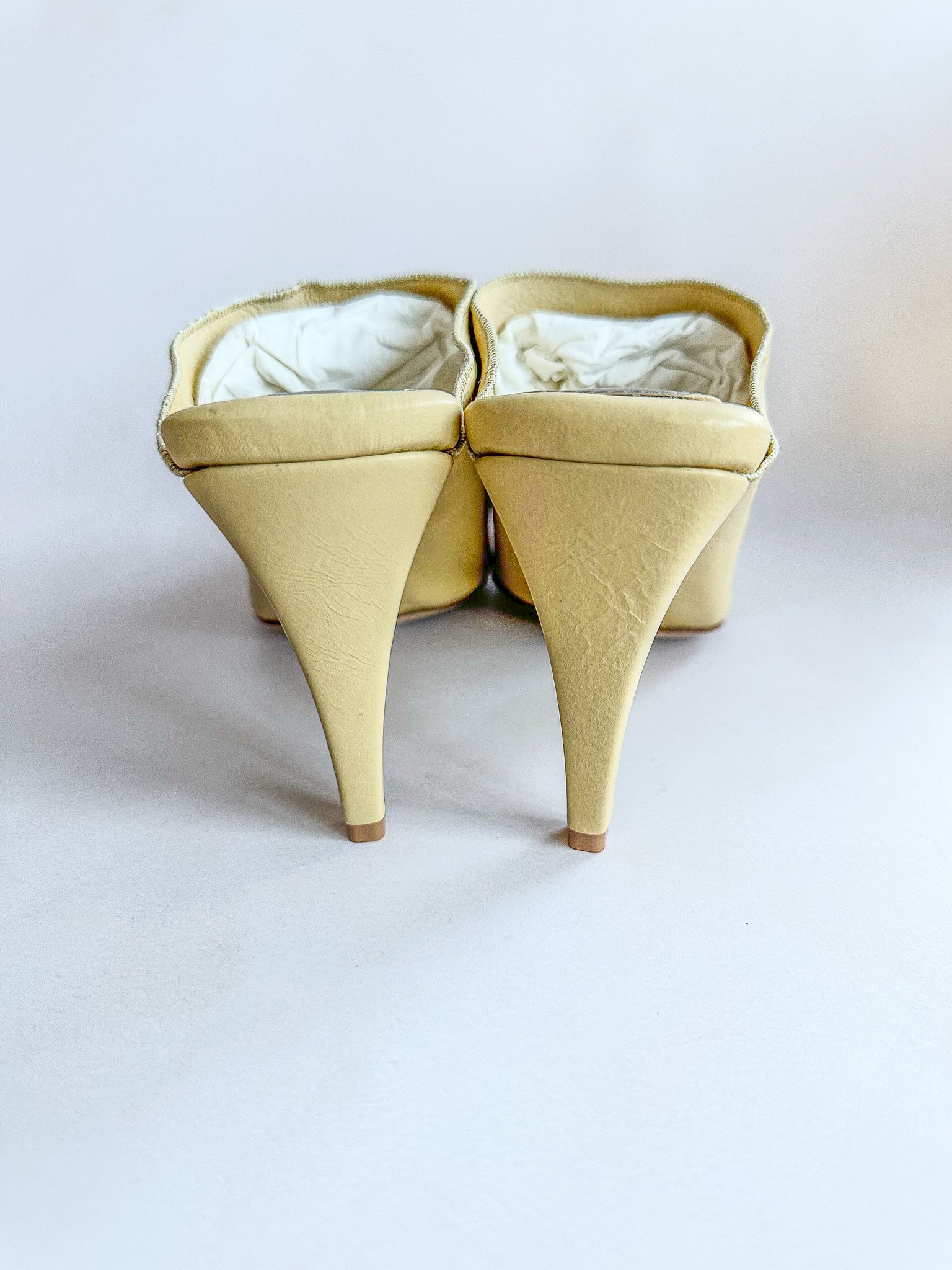Bottega Veneta – Mules à talons carrés en cuir froissé jaune Lux