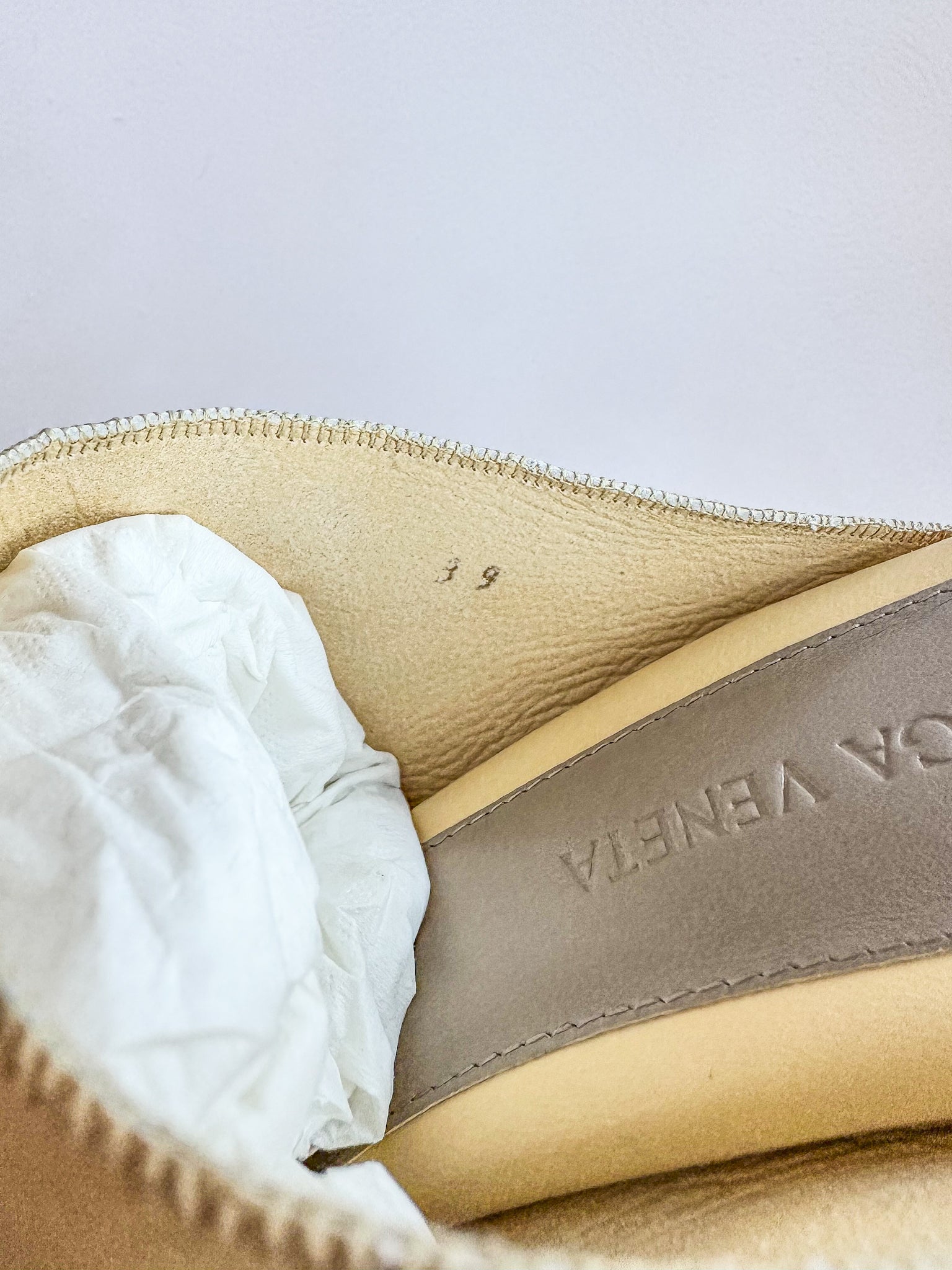 Bottega Veneta – Mules à talons carrés en cuir froissé jaune Lux