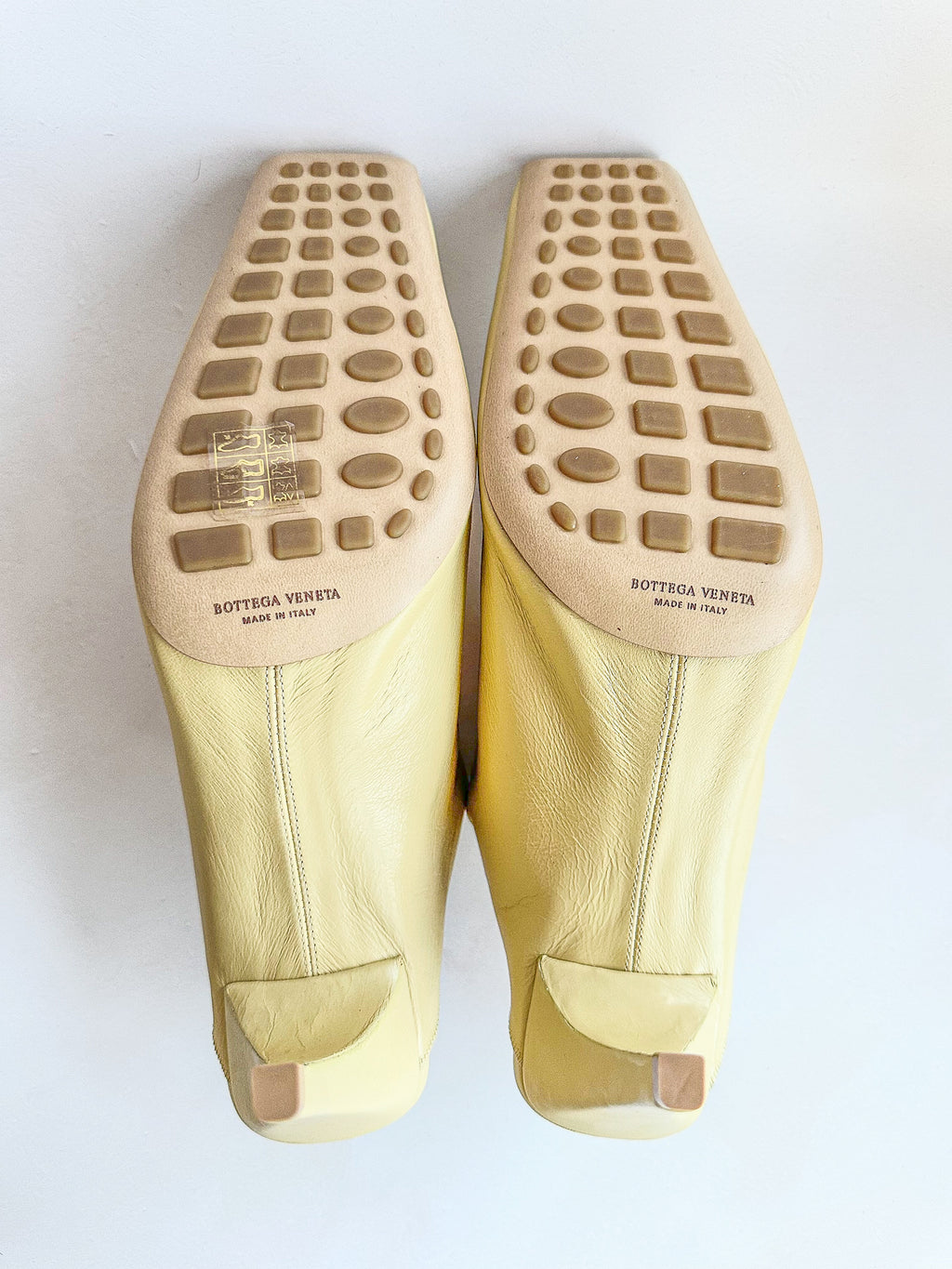 Bottega Veneta – Mules à talons carrés en cuir froissé jaune Lux