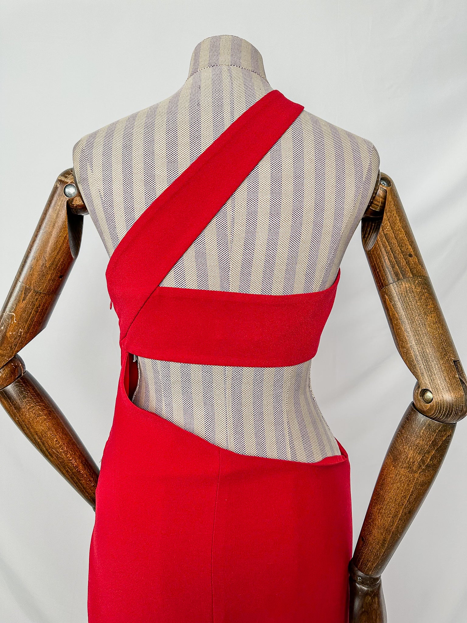 Mônot Red Cut-Out Thigh High Slit Leg Gown