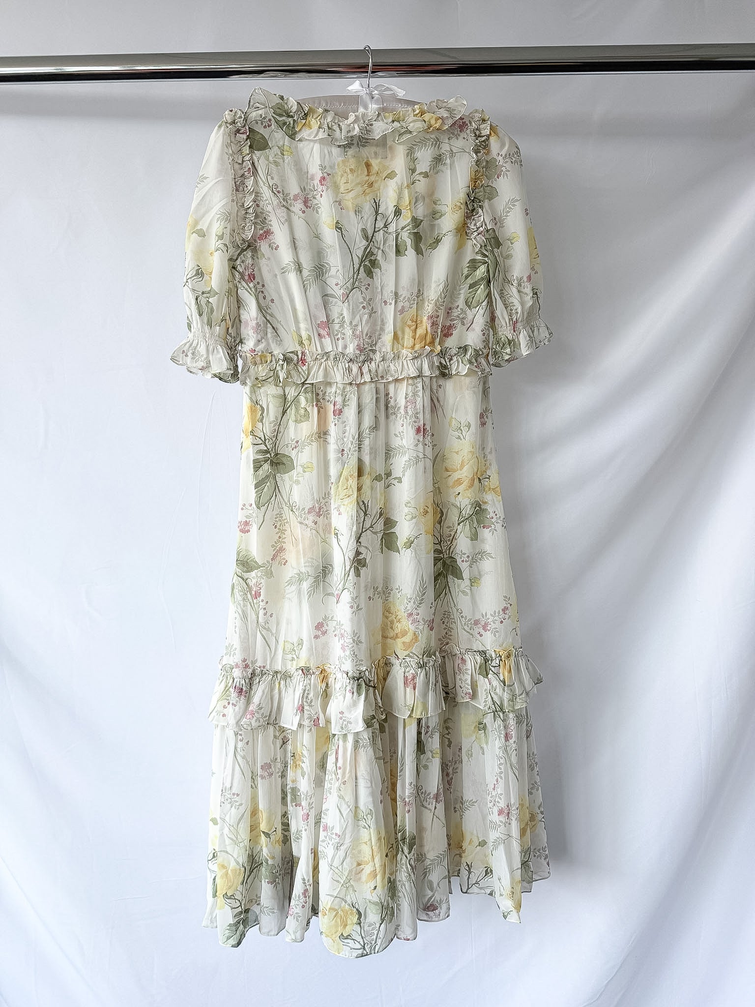Robe midi Needle & Thread en mousseline avec imprimé floral rose et coupe ballerine