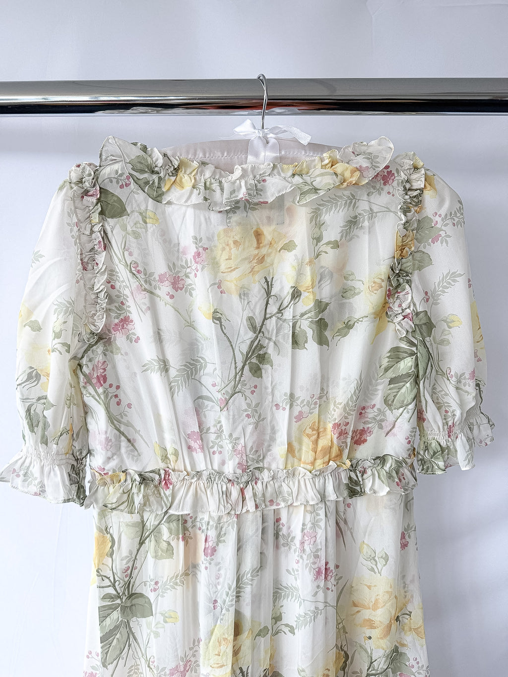 Robe midi Needle & Thread en mousseline avec imprimé floral rose et coupe ballerine