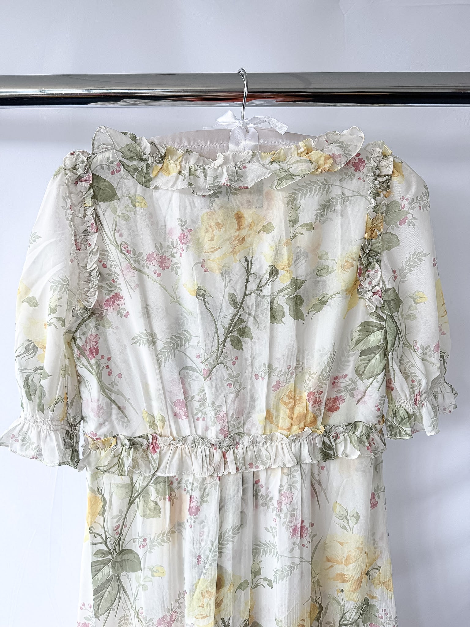 Robe midi Needle & Thread en mousseline avec imprimé floral rose et coupe ballerine