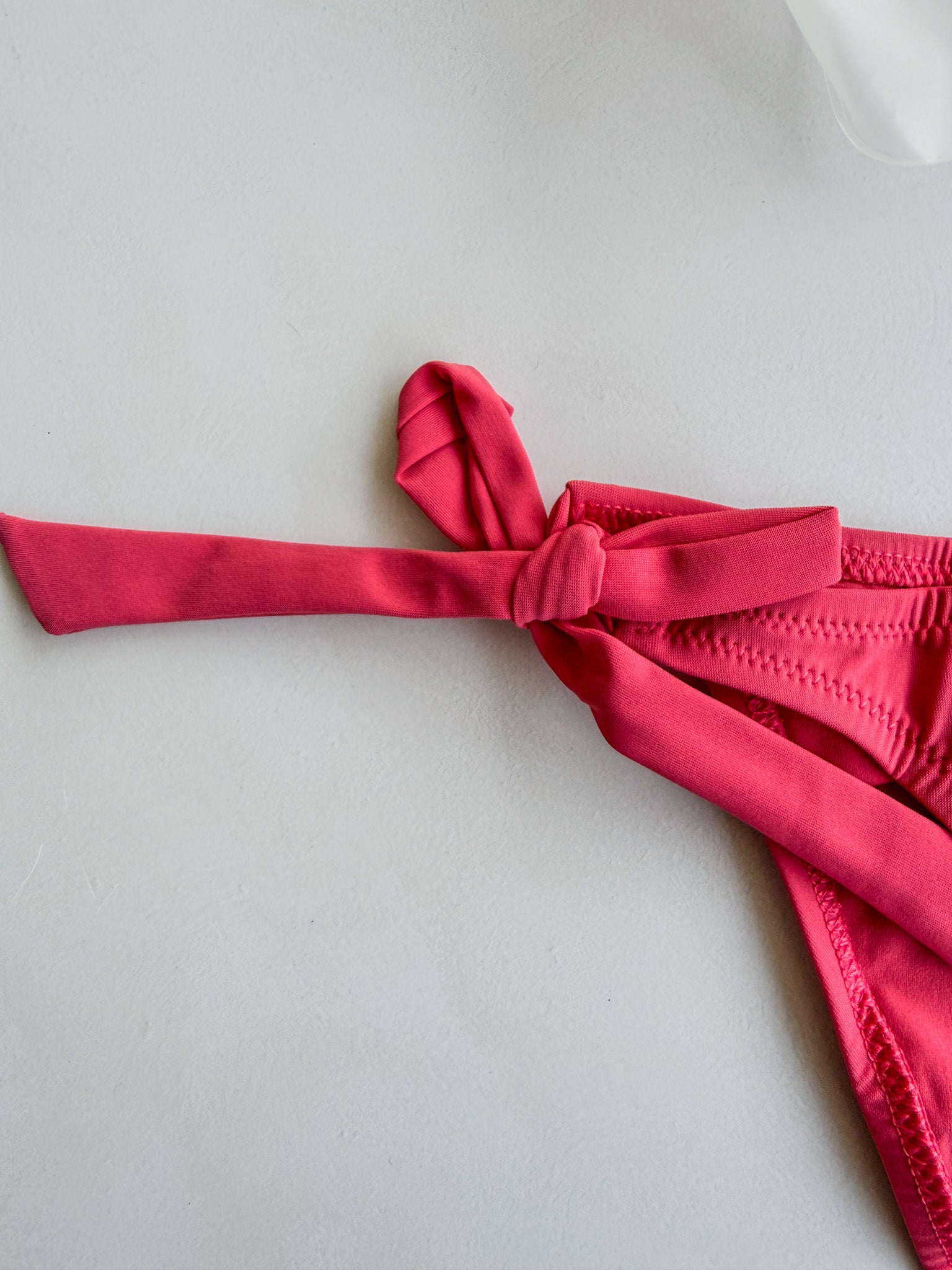 Pain De Sucre Schwarzes seitlich gebundenes Bikinislip in Onyx