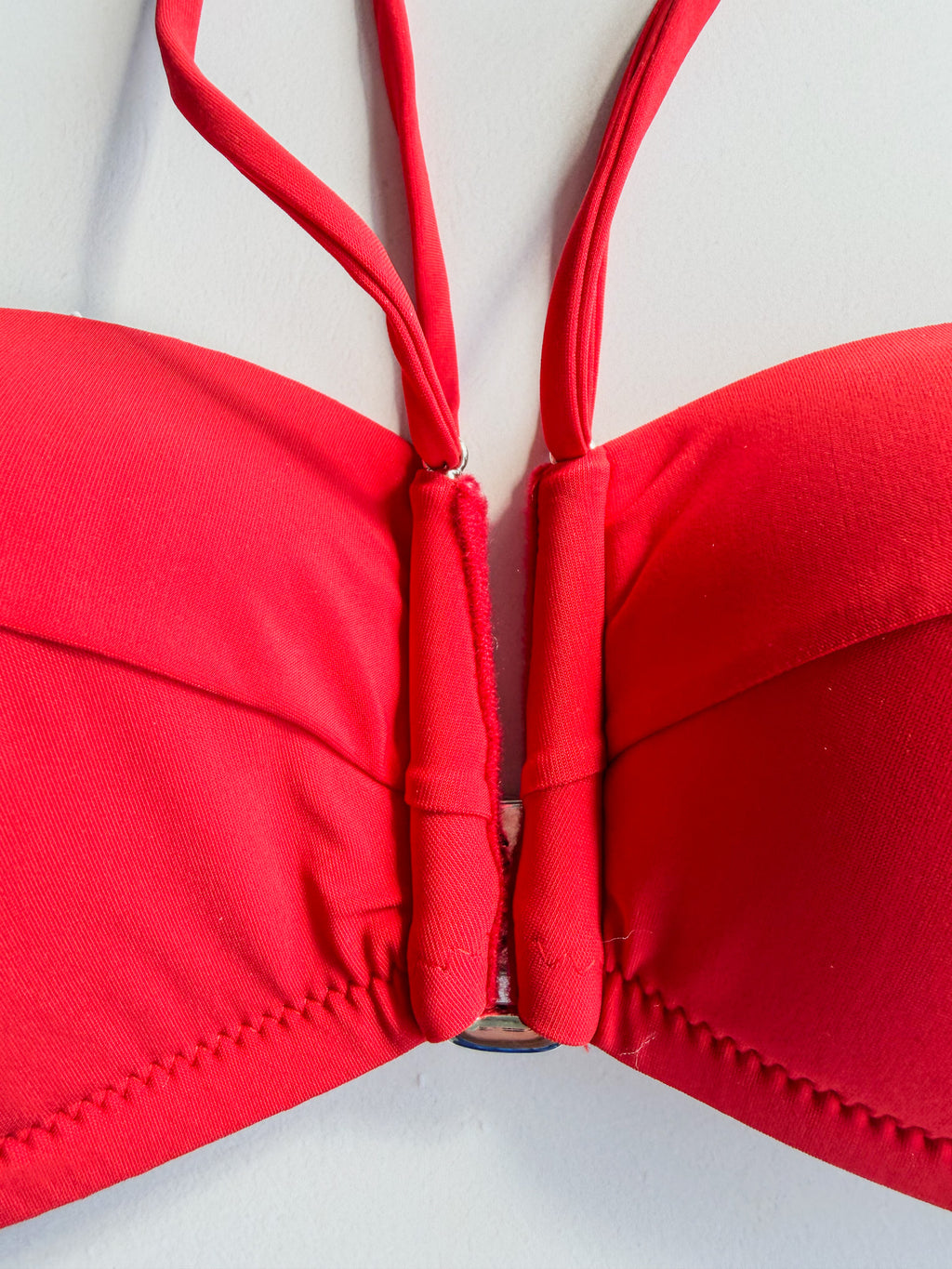 Haut de bikini rouge Lya à encolure dos nu Pain De Sucre