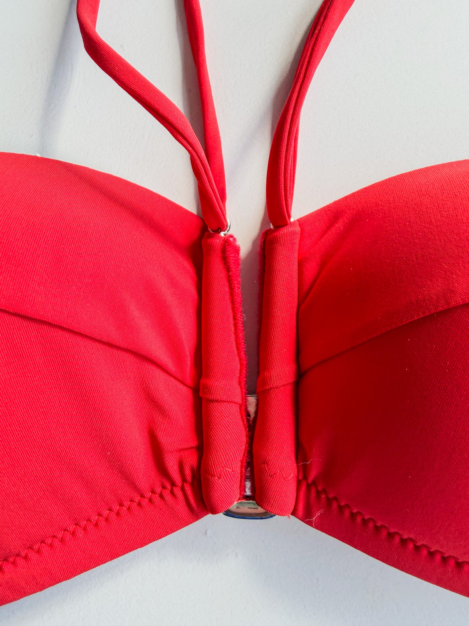 Haut de bikini rouge Lya à encolure dos nu Pain De Sucre