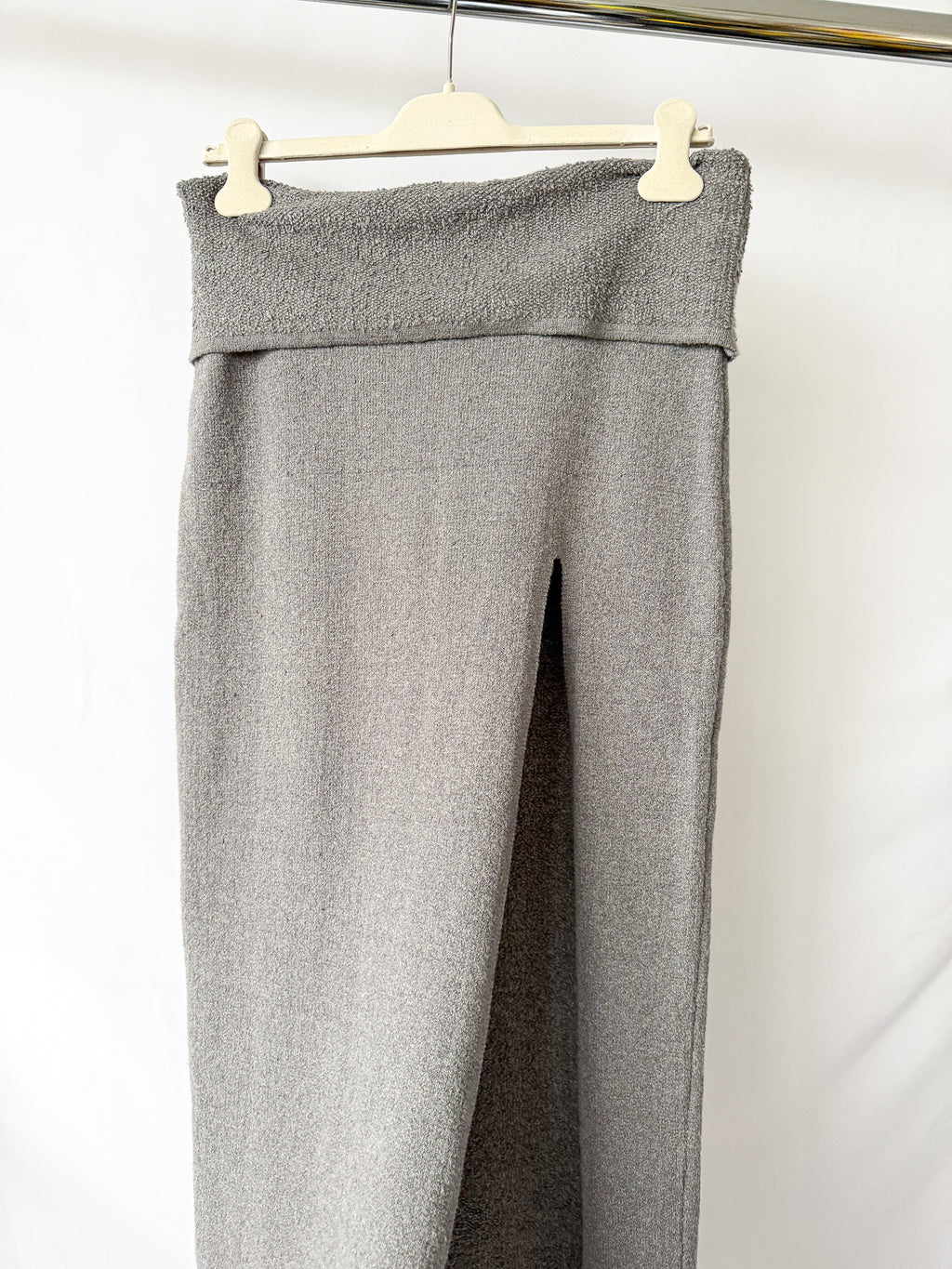 Jupe longue fendue Skims grise en maille texturée