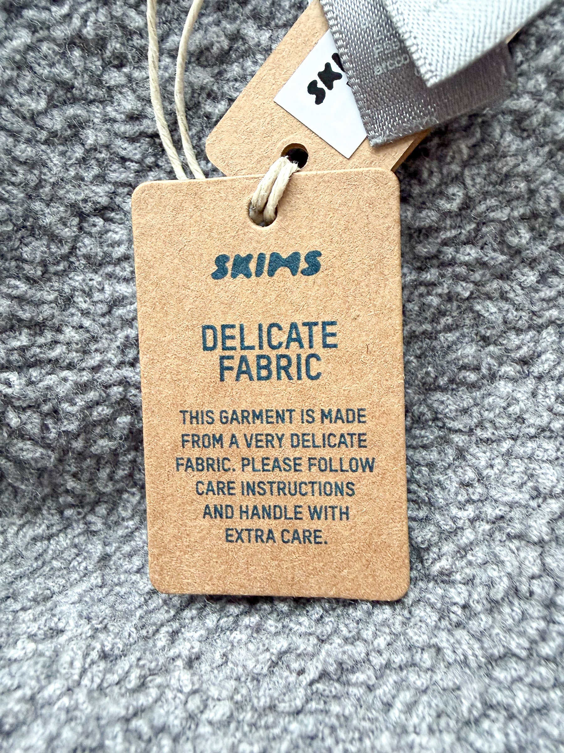 Jupe longue fendue Skims grise en maille texturée