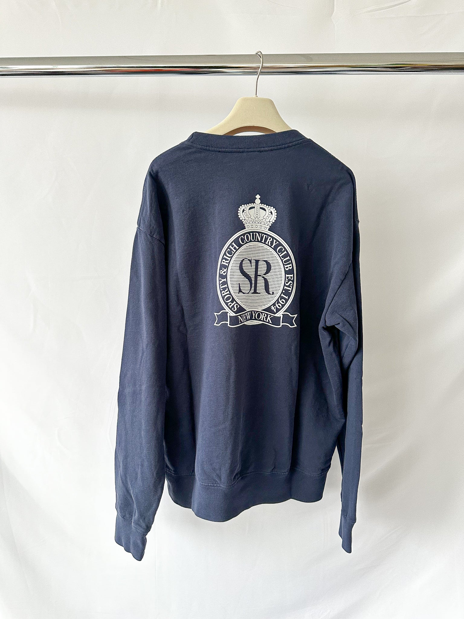 Sporty & Rich Navy Royal Club Crest Print Crewneck Cotton Sweatshirt
