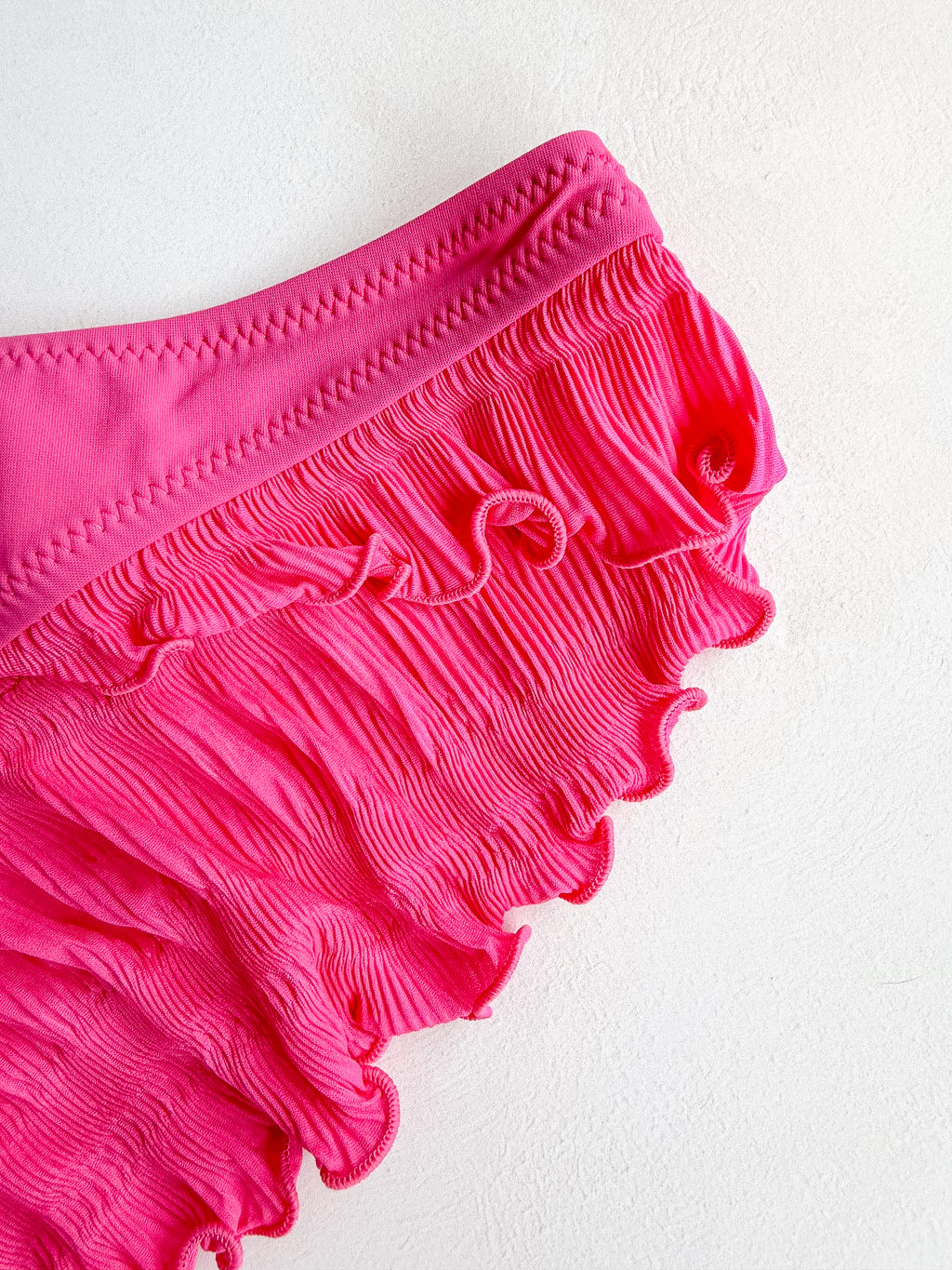 Pain De Sucre Bikinihose mit Rüschen und knapper Bedeckung in Alala Rio Multicolor