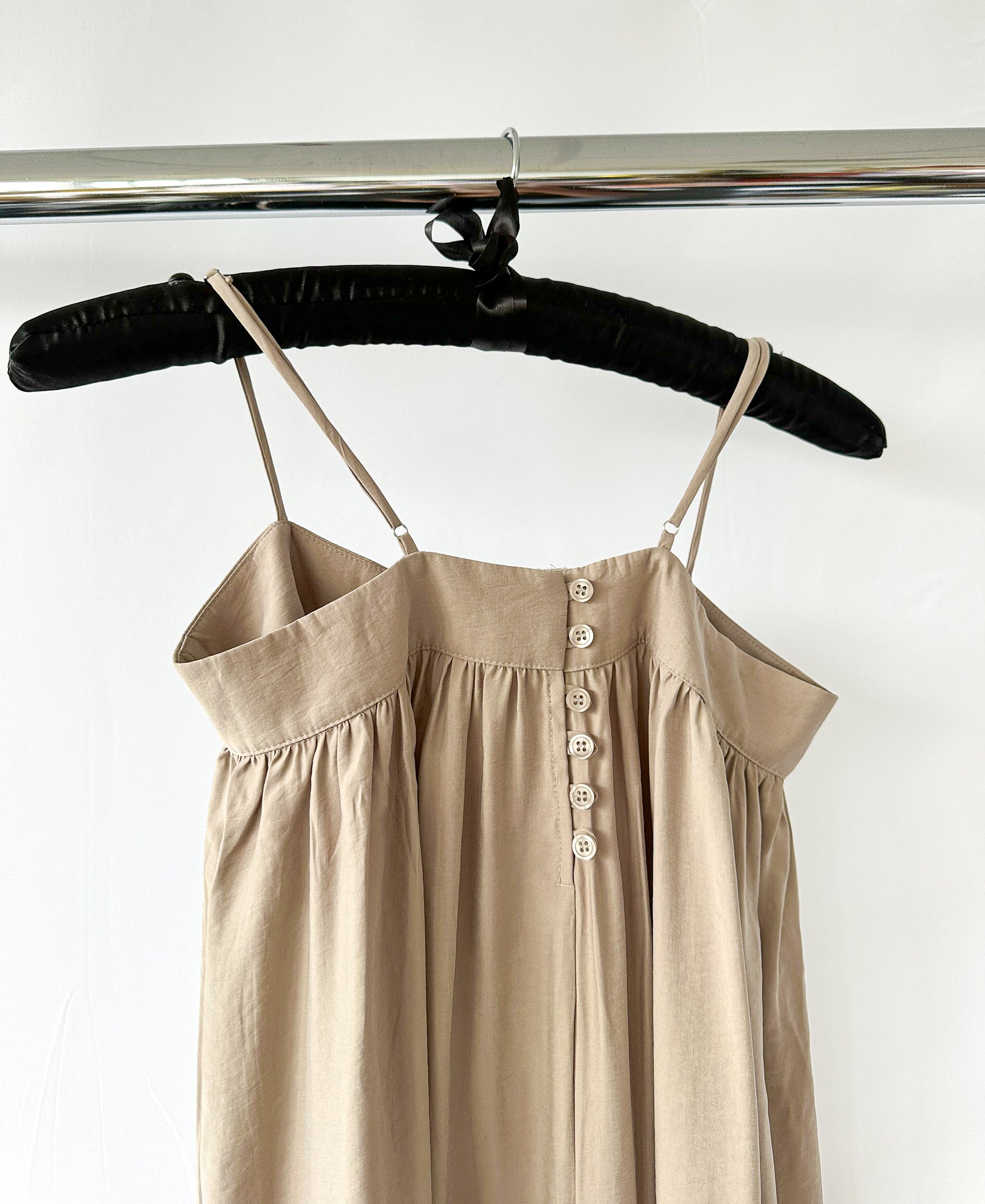 The Frankie Shop – Maude – Übergroßer, fließender Jumpsuit in Beige mit Raffung