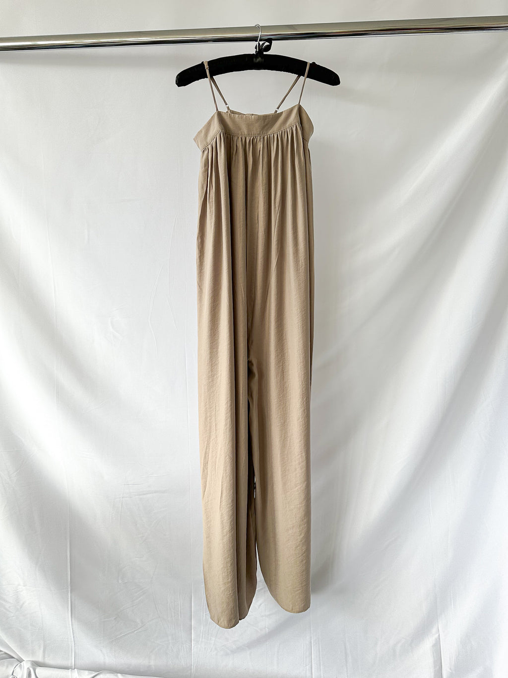 The Frankie Shop – Maude – Übergroßer, fließender Jumpsuit in Beige mit Raffung