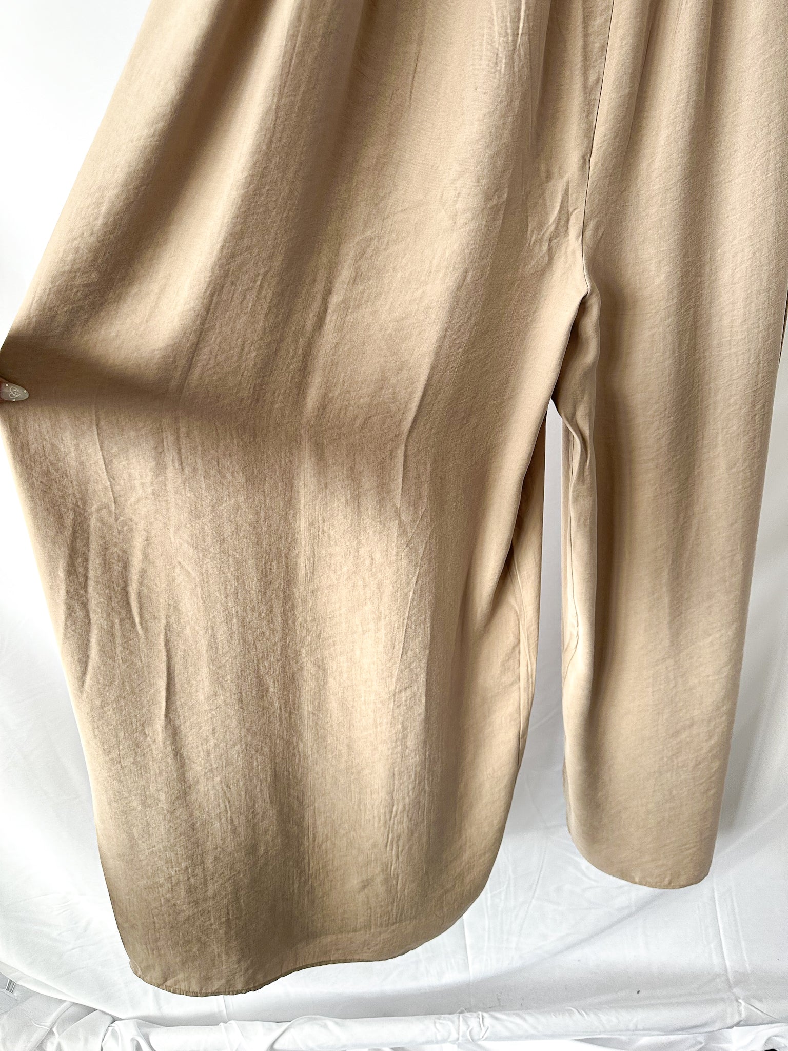 The Frankie Shop – Maude – Übergroßer, fließender Jumpsuit in Beige mit Raffung