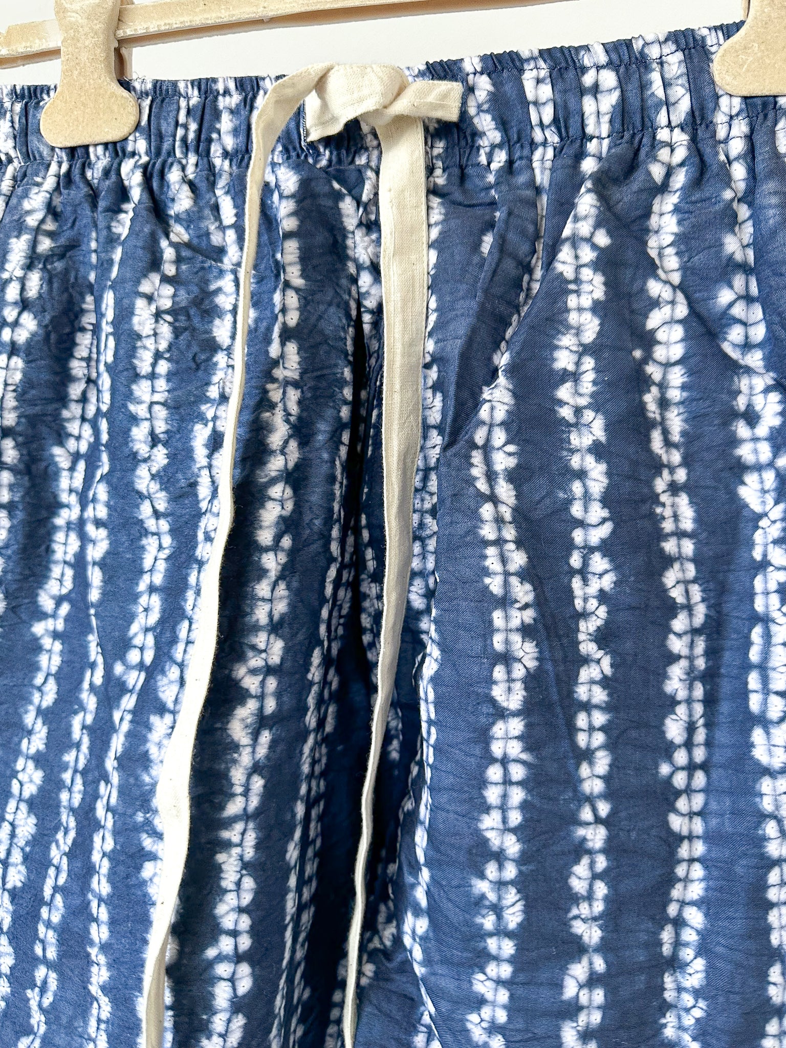 Short en soie bleu tie-dye Kartik Research