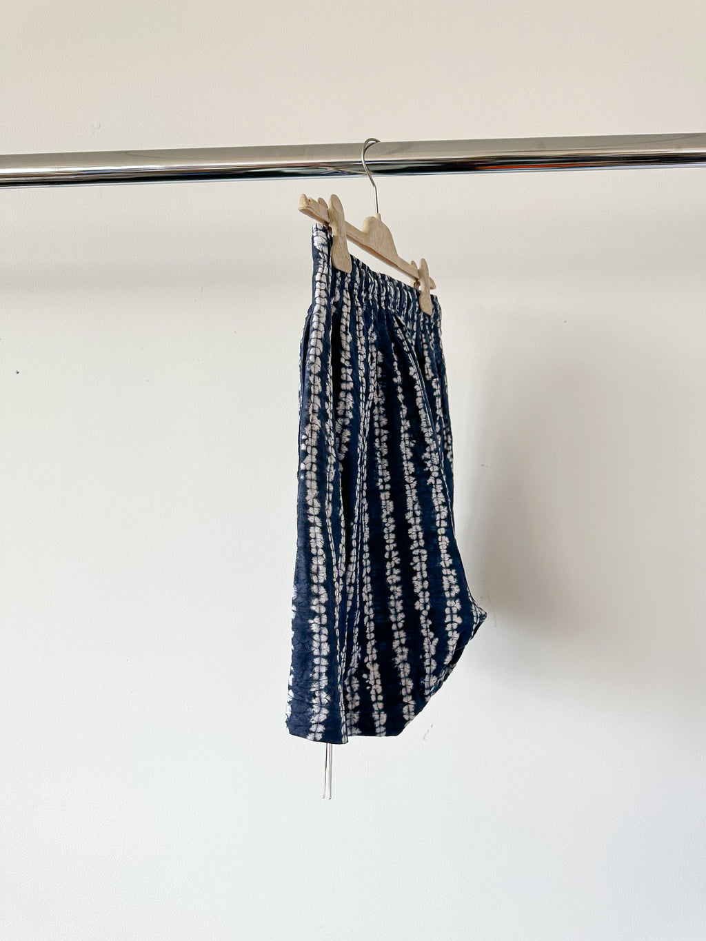 Short en soie bleu tie-dye Kartik Research