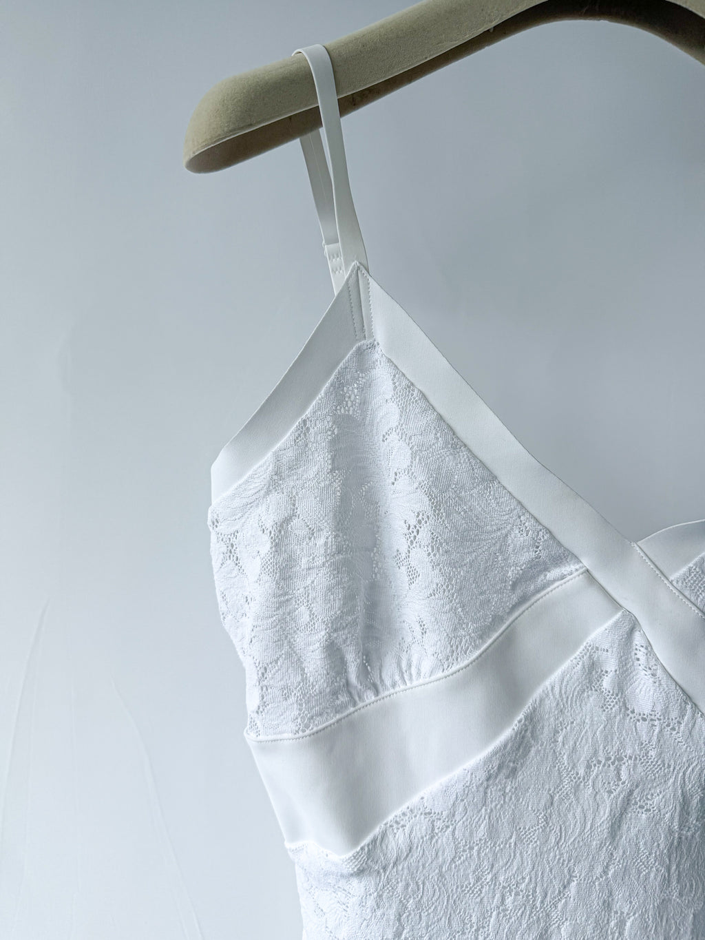 Pain De Sucre Alona Weißer Spitzen-Camisole-Tanga-Body-Top