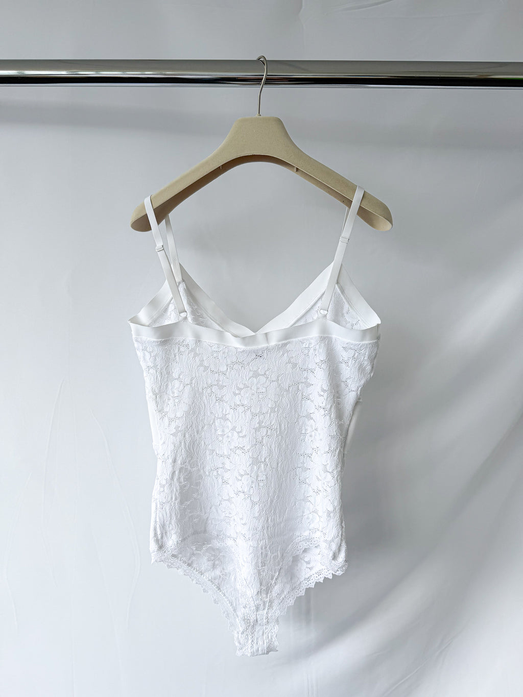 Pain De Sucre Alona Weißer Spitzen-Camisole-Tanga-Body-Top