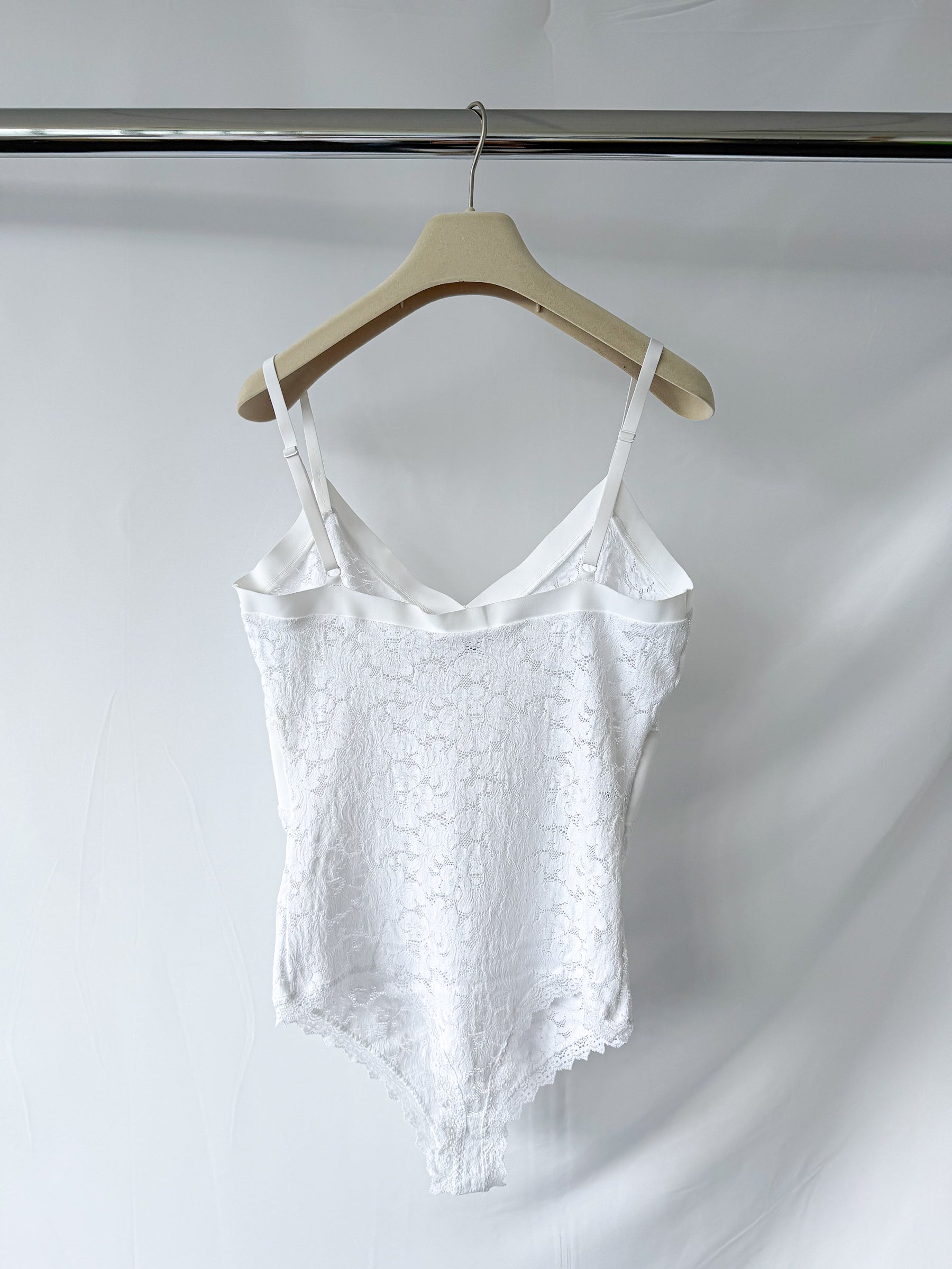 Pain De Sucre Alona Weißer Spitzen-Camisole-Tanga-Body-Top