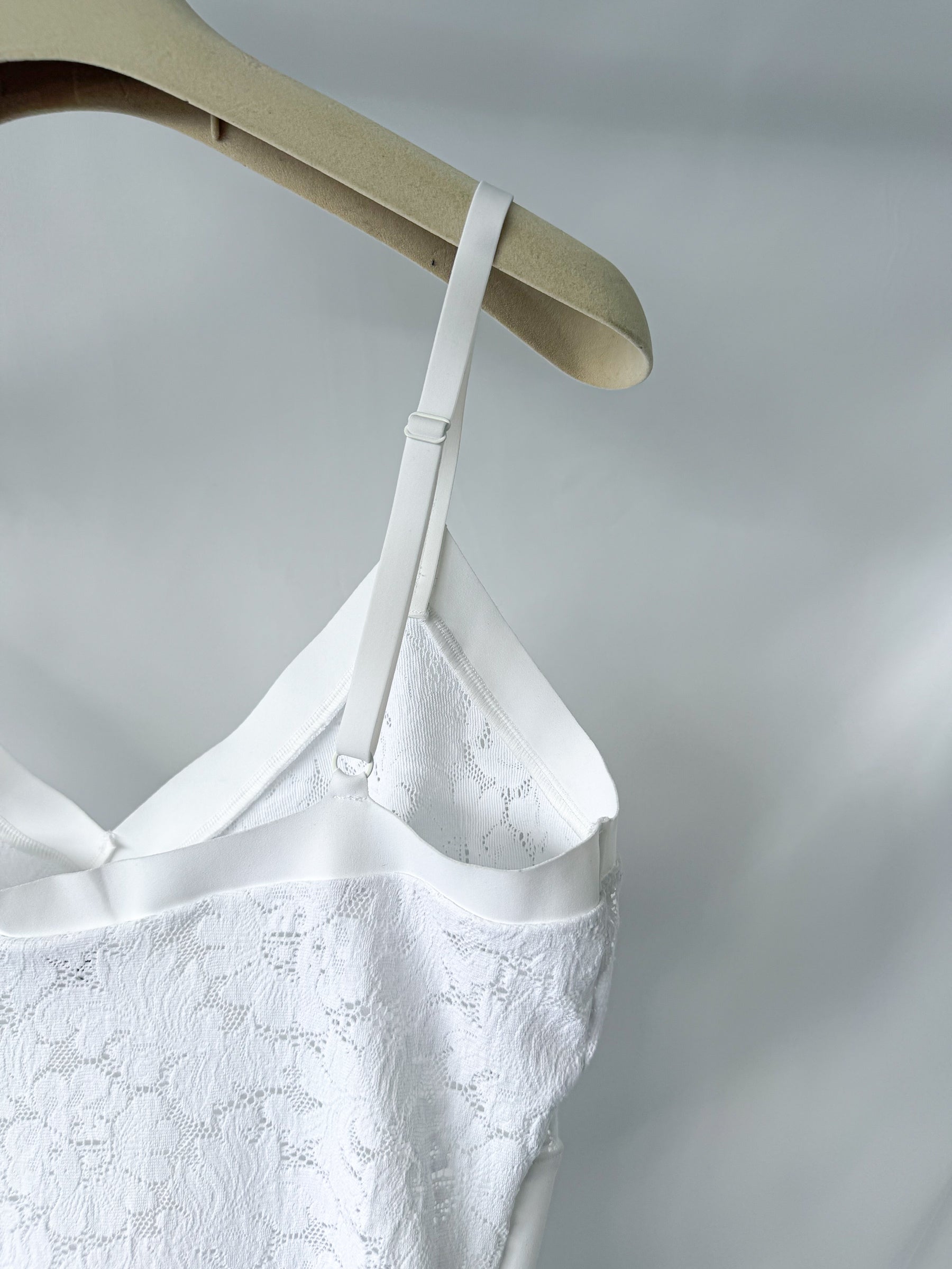 Pain De Sucre Alona Weißer Spitzen-Camisole-Tanga-Body-Top