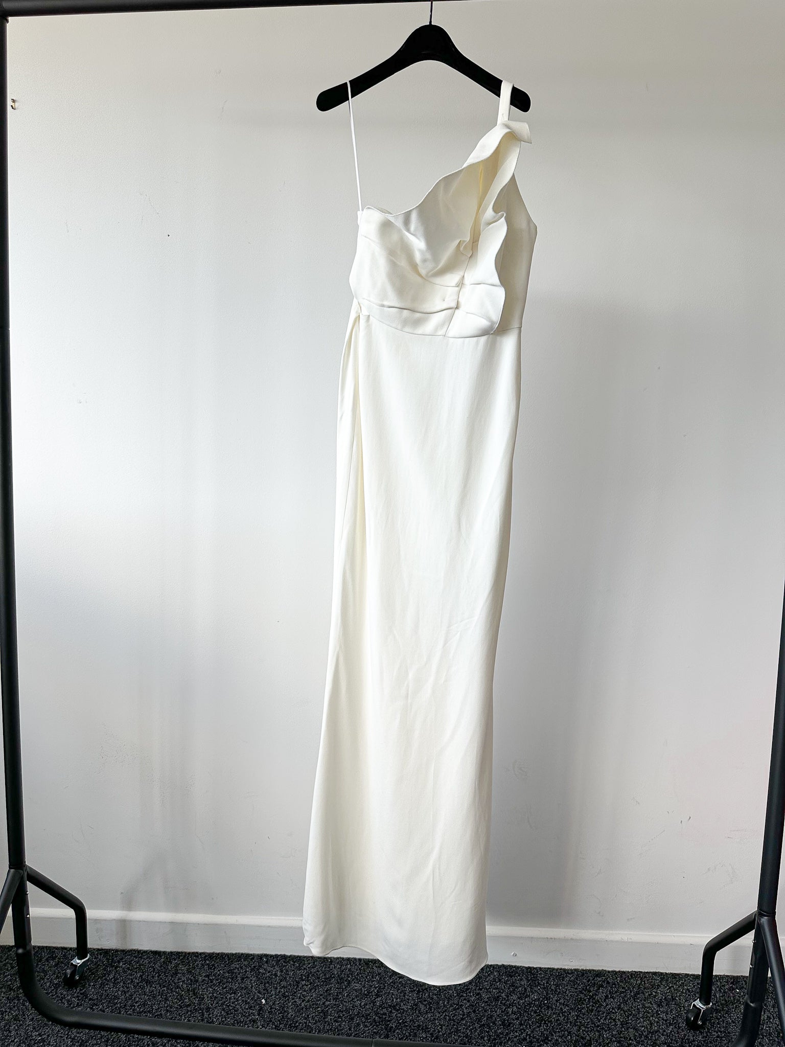 Robe colonne blanche à volants et à une épaule Warrington de Roland Mouret