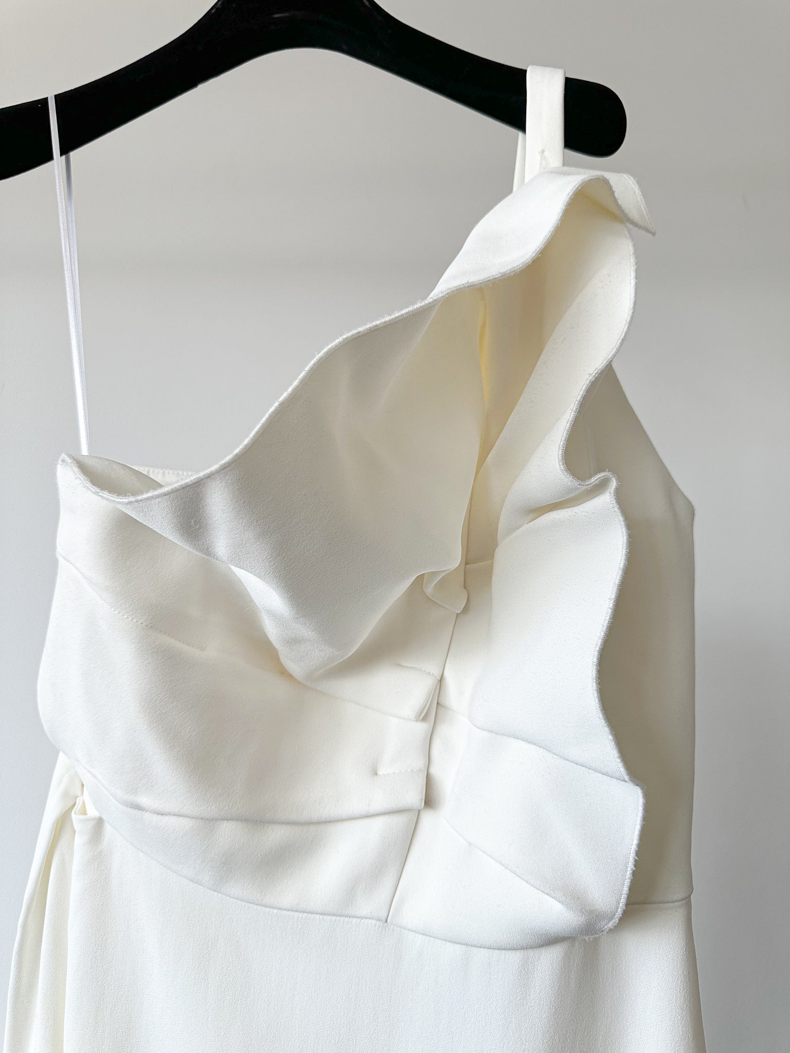 Robe colonne blanche à volants et à une épaule Warrington de Roland Mouret