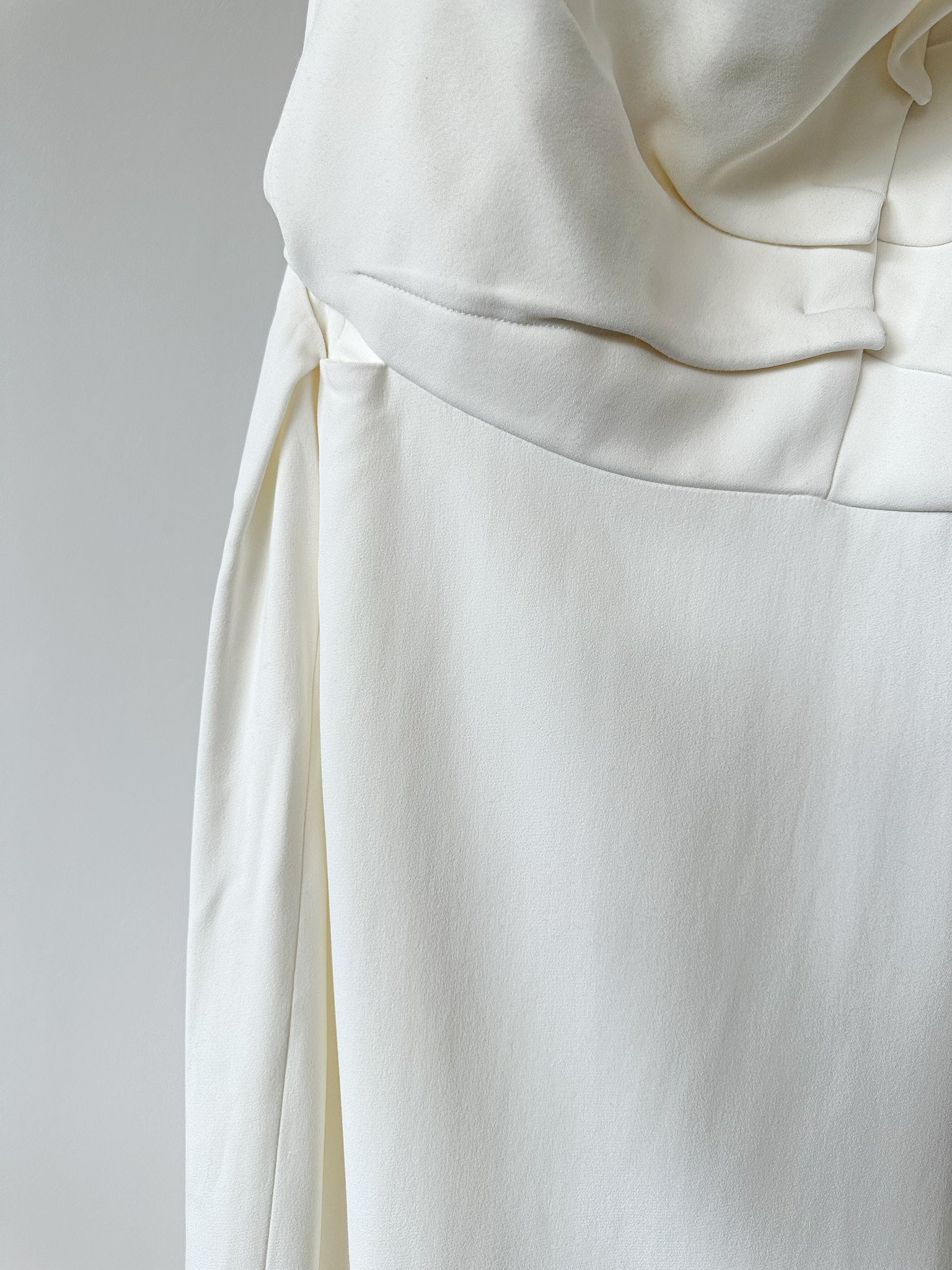 Robe colonne blanche à volants et à une épaule Warrington de Roland Mouret