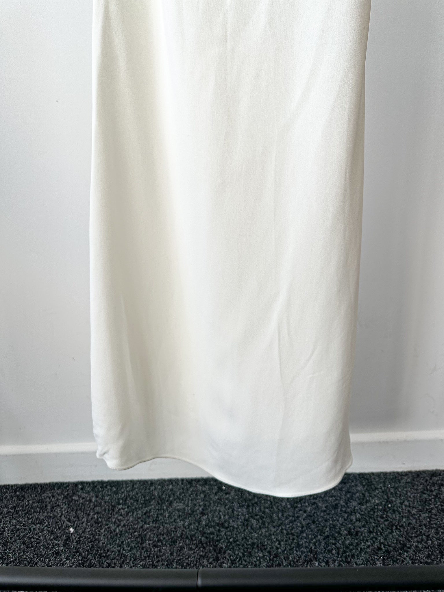 Robe colonne blanche à volants et à une épaule Warrington de Roland Mouret