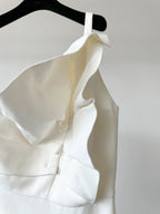 Robe colonne blanche à volants et à une épaule Warrington de Roland Mouret
