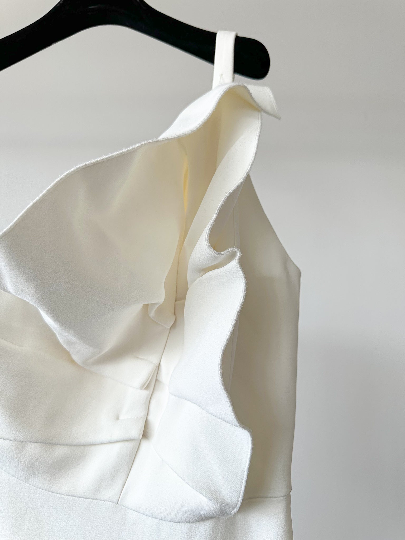 Robe colonne blanche à volants et à une épaule Warrington de Roland Mouret