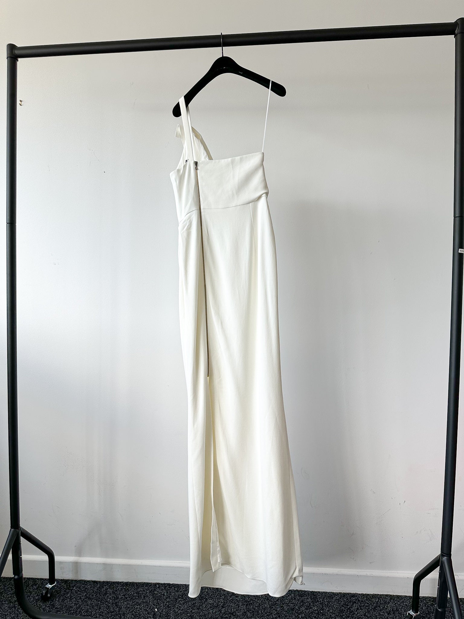 Robe colonne blanche à volants et à une épaule Warrington de Roland Mouret