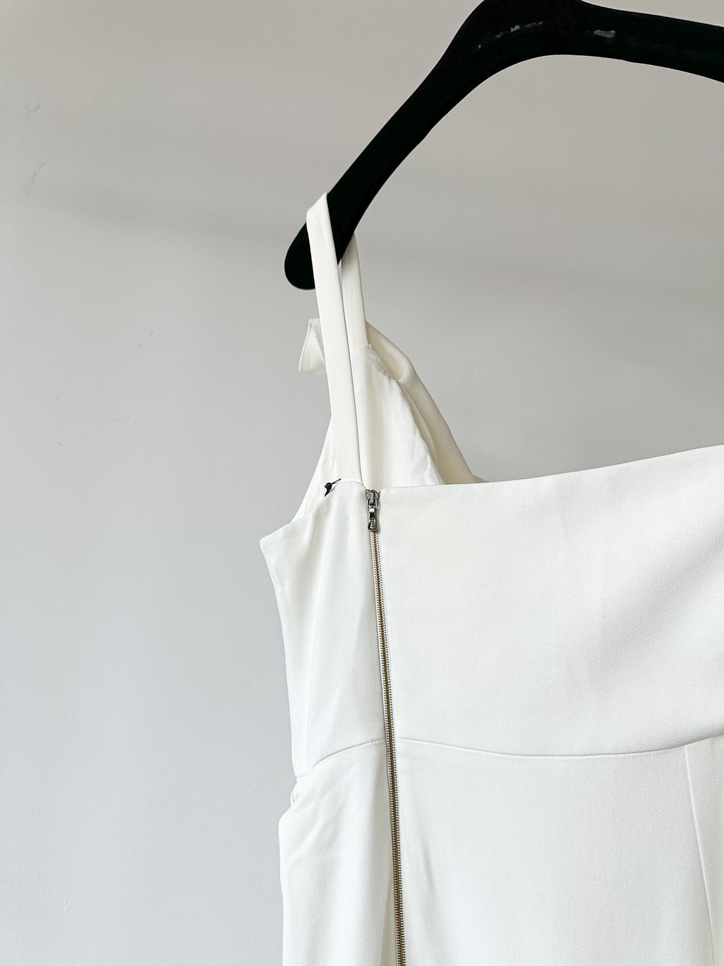 Robe colonne blanche à volants et à une épaule Warrington de Roland Mouret