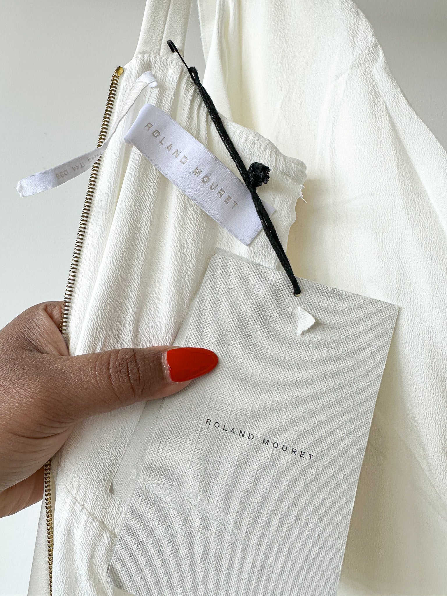 Robe colonne blanche à volants et à une épaule Warrington de Roland Mouret