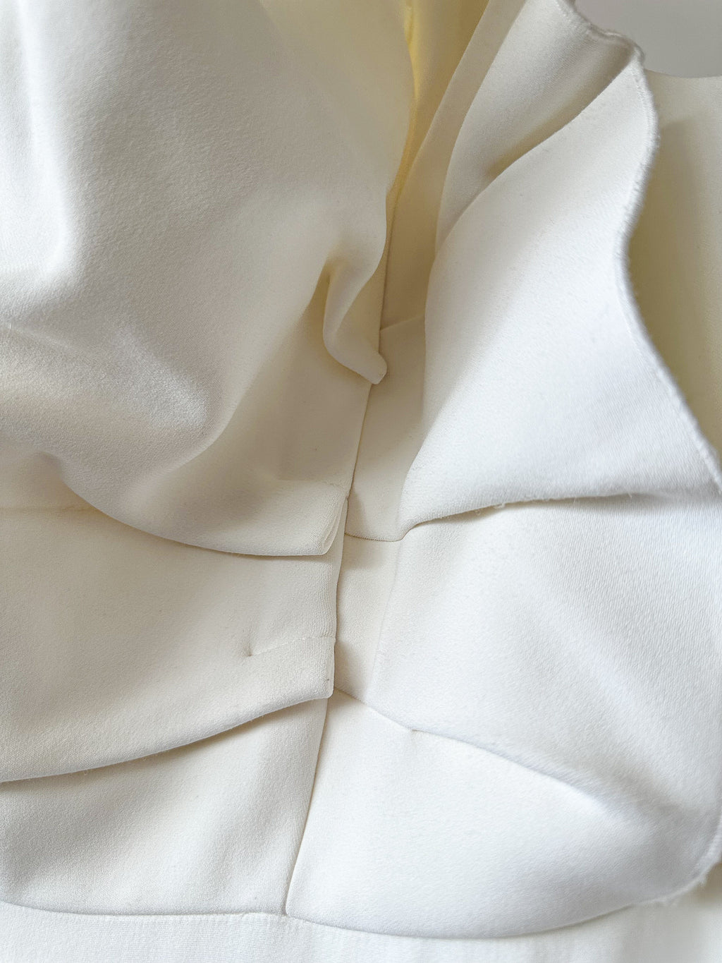 Robe colonne blanche à volants et à une épaule Warrington de Roland Mouret