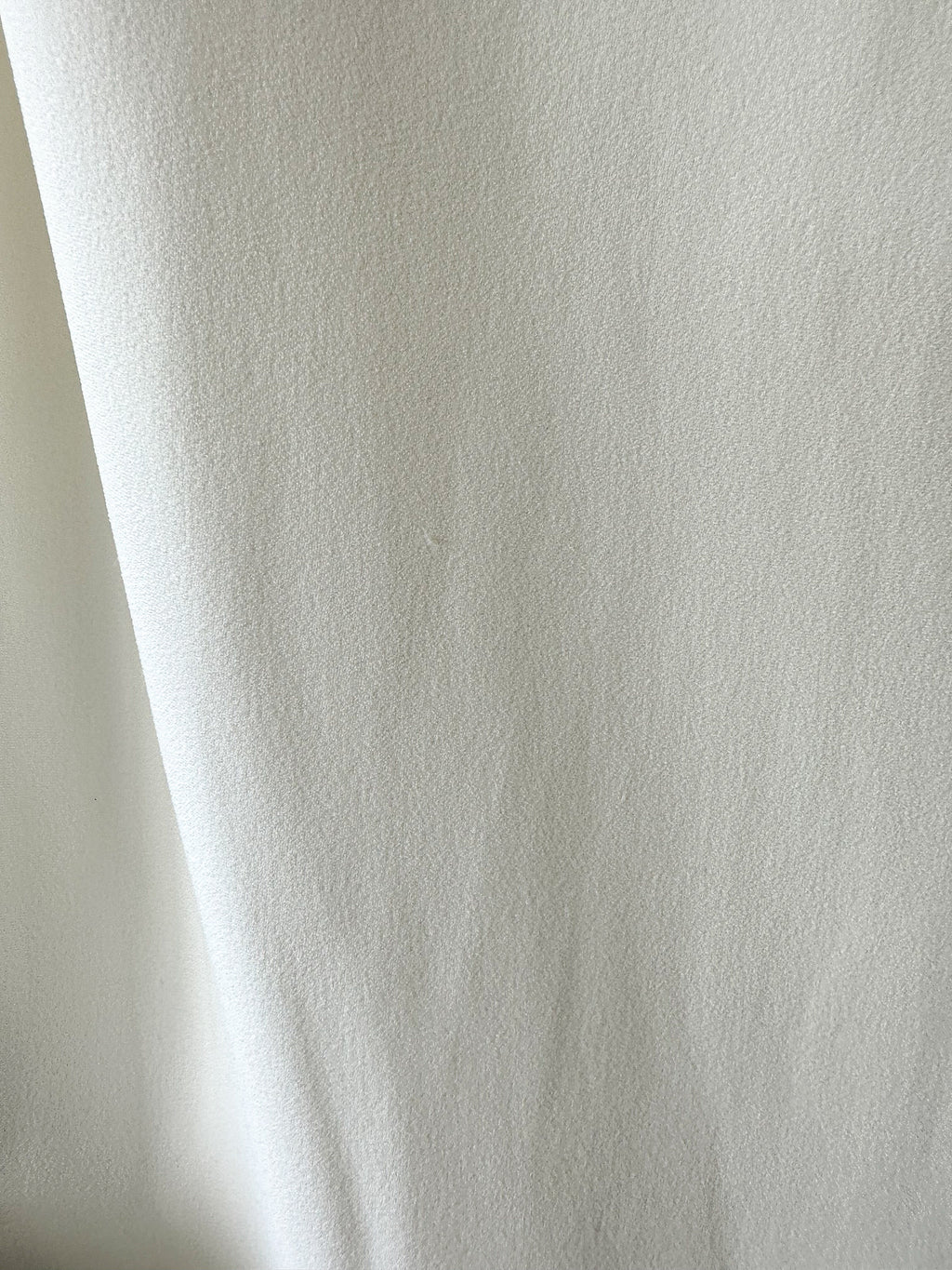 Robe colonne blanche à volants et à une épaule Warrington de Roland Mouret
