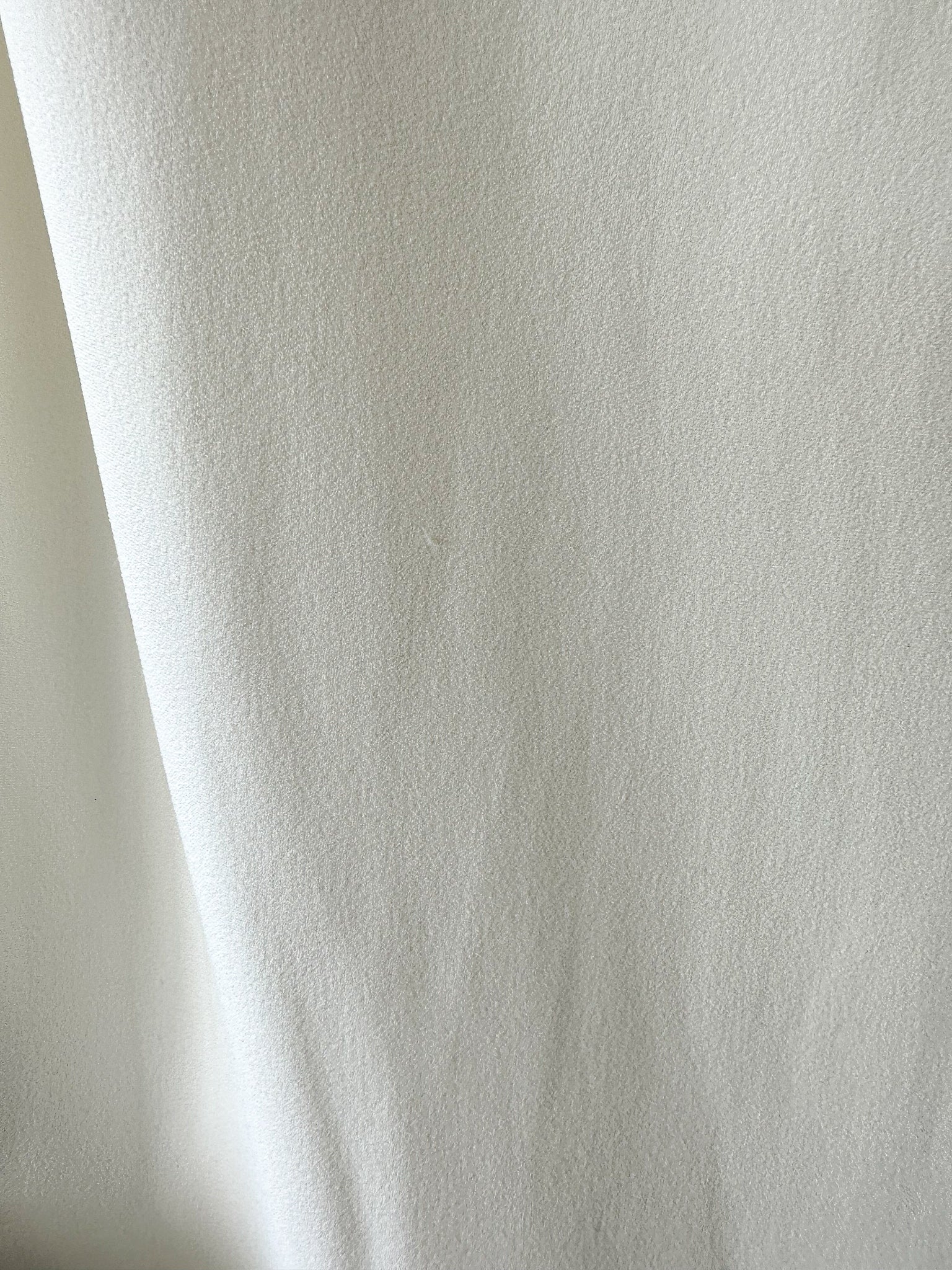 Robe colonne blanche à volants et à une épaule Warrington de Roland Mouret