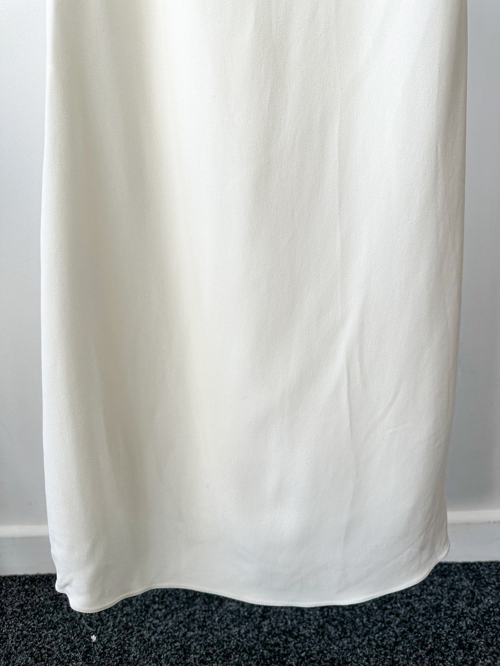 Robe colonne blanche à volants et à une épaule Warrington de Roland Mouret