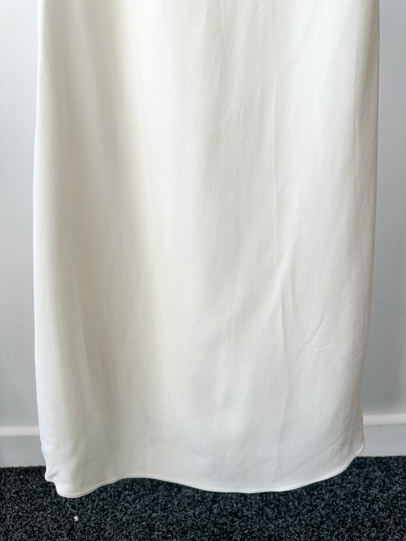 Robe colonne blanche à volants et à une épaule Warrington de Roland Mouret