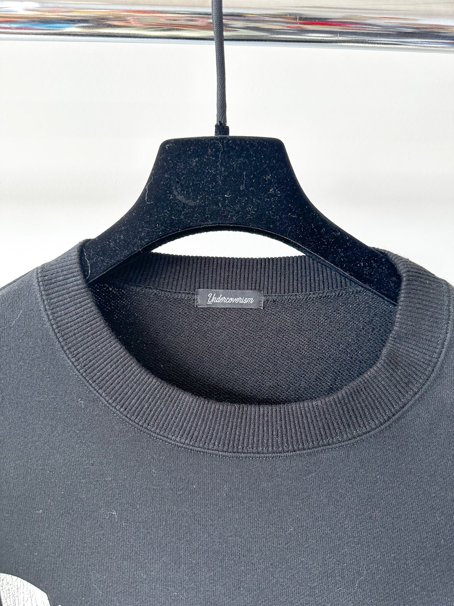 Sweat-shirt asymétrique noir Undercoverism avec logo USM