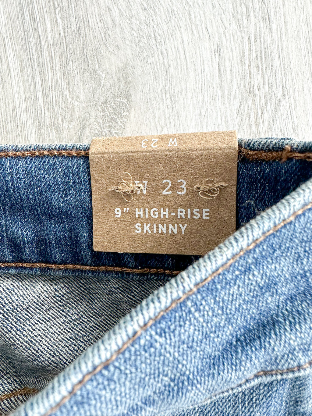 Джинсы-скинни со средней посадкой MADEWELL 9 дюймов в цвете York Wash: порвать и починить