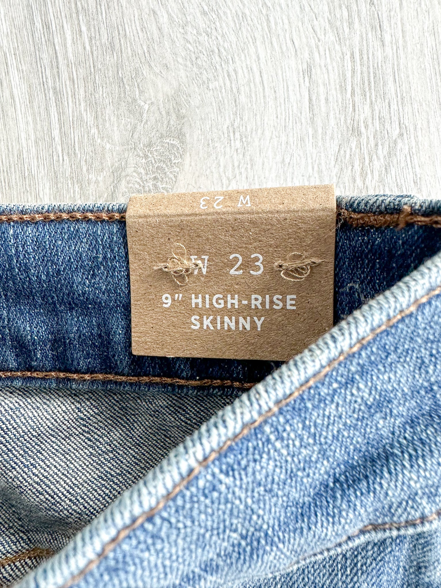 Джинсы-скинни со средней посадкой MADEWELL 9 дюймов в цвете York Wash: порвать и починить