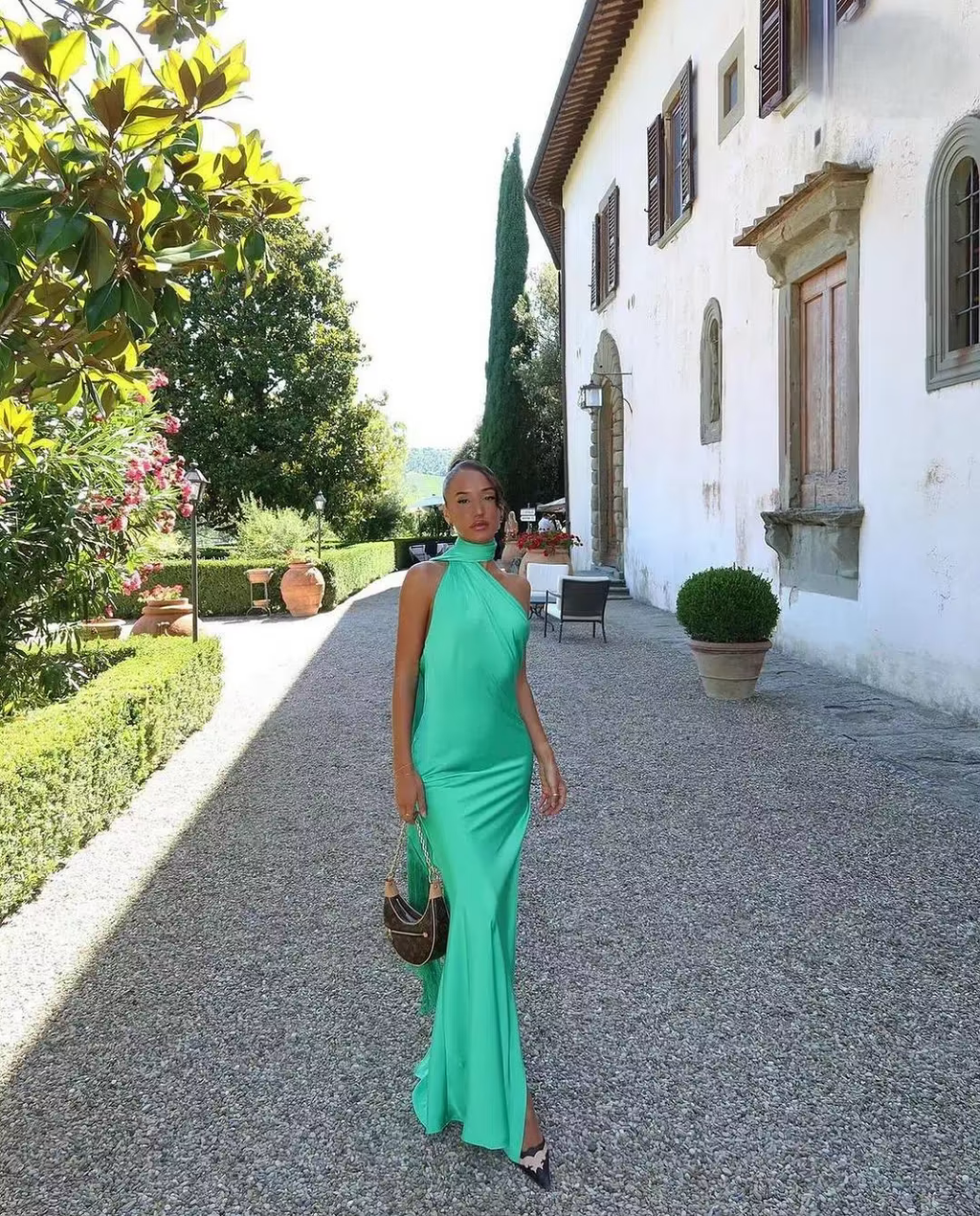 Rat and Boa Grünes Azzara-Maxikleid aus Satin mit Drapierung