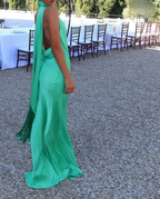 Rat and Boa Grünes Azzara-Maxikleid aus Satin mit Drapierung