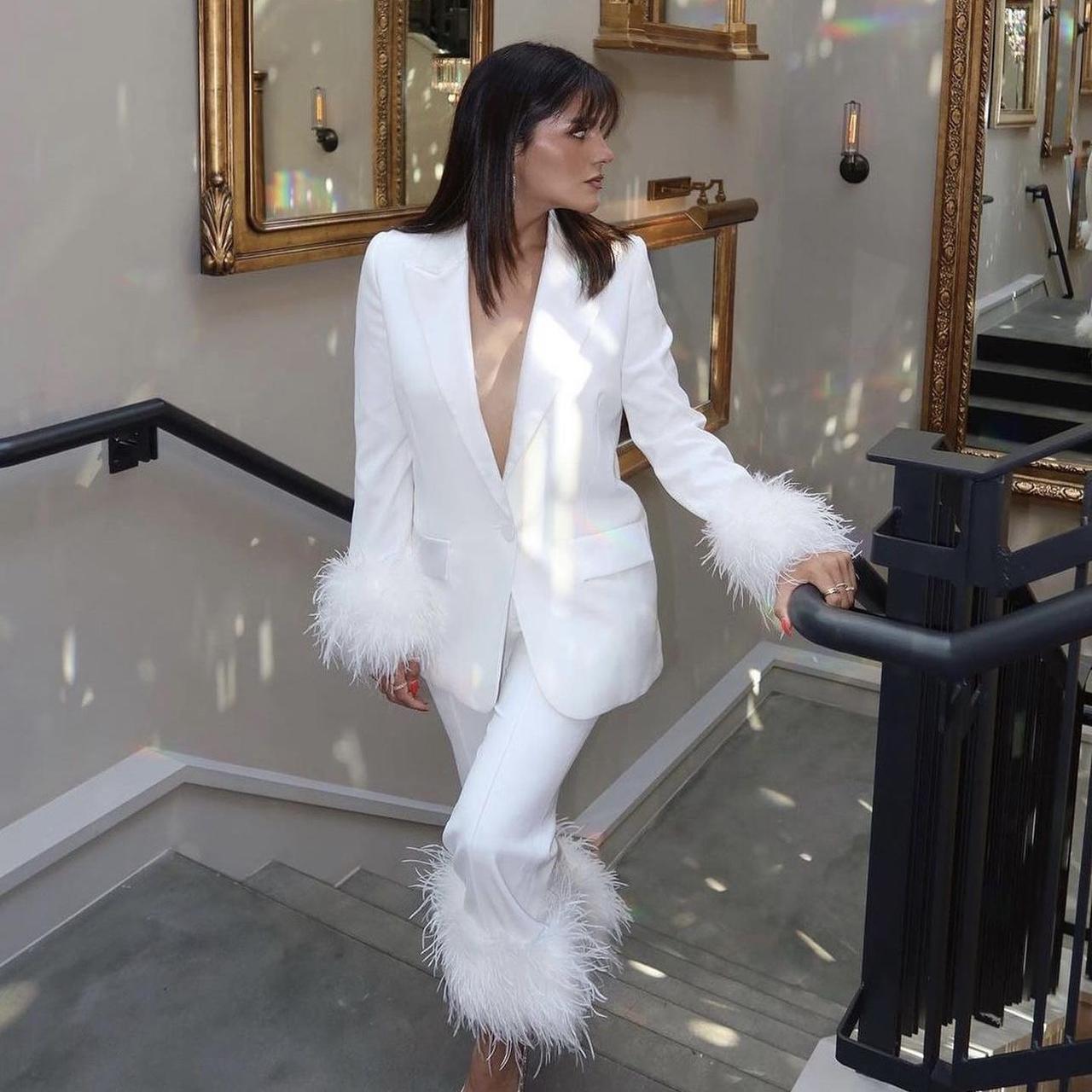 Nadine Merabi – Weiße Blazerjacke „Margot“ mit Federmanschetten