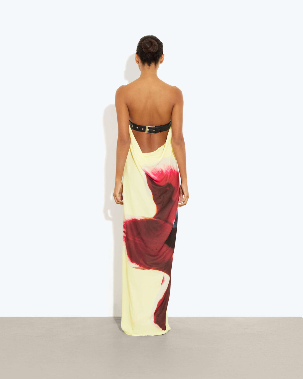 Trägerloses Maxikleid mit Orchideen-Print und Gürteldetail auf der Rückseite – Rat and Boa